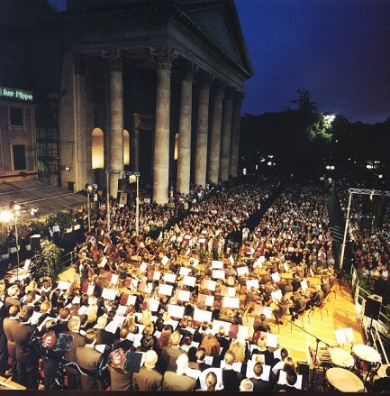orchestra amplificata in piazza.jpg