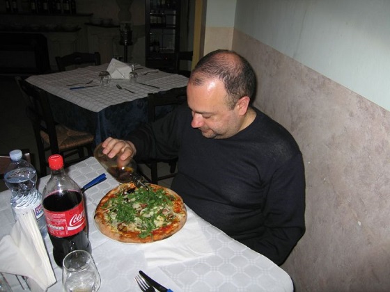 smile alberto maltese con pizza.jpg